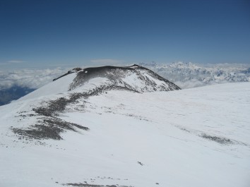 Вид на Восточную вершину Эльбруса с Западной