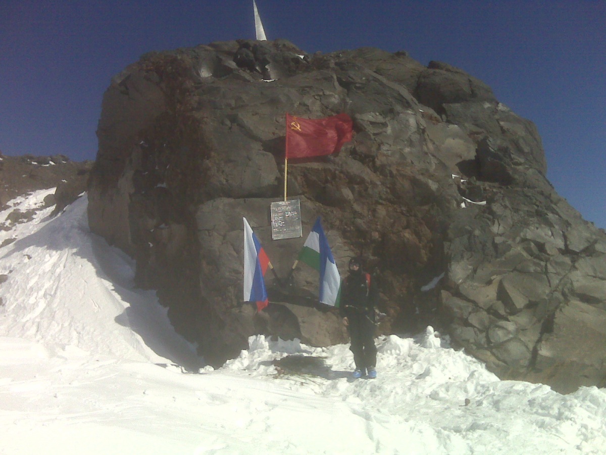 Памятник советским войнам, сорвавшим гитлеровский флаг с вершины Эльбруса 17 февраля 1943 г.