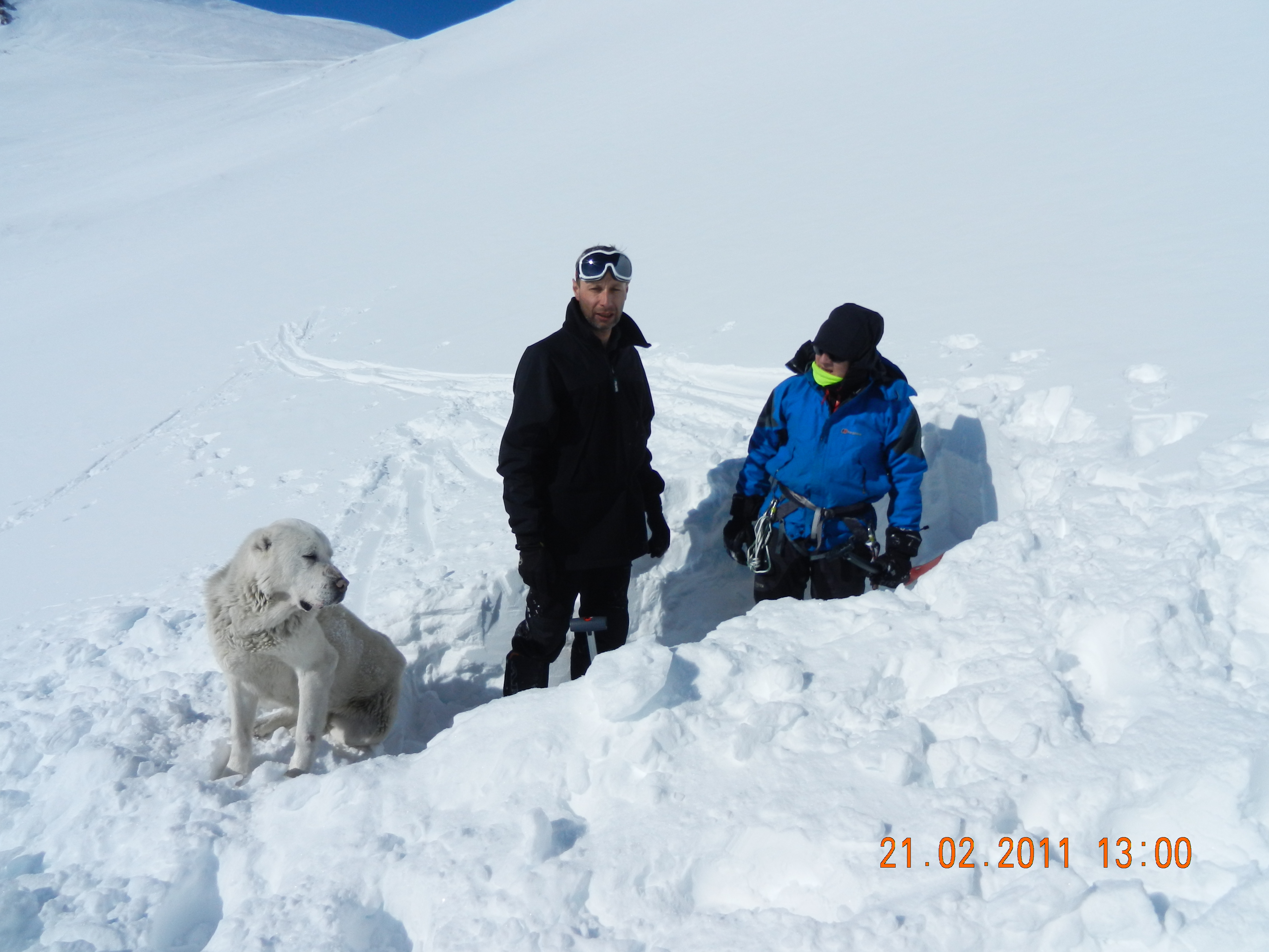 Таго, Женя и Юра копают снежную пещеру