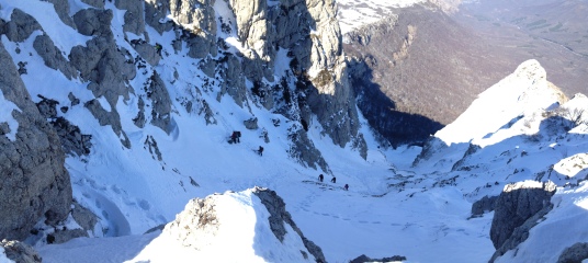 Юные альпинисты растянулись в районе горловины